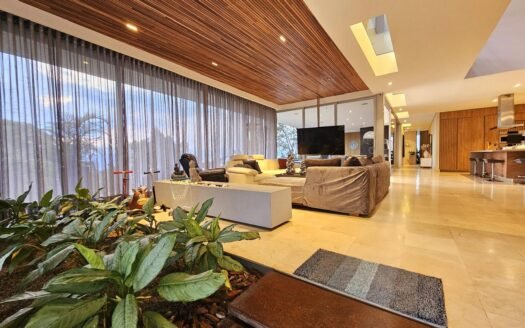 HERMOSA CASA UBICADA EN PARCELACIÓN CERRADA EN PALMAS
