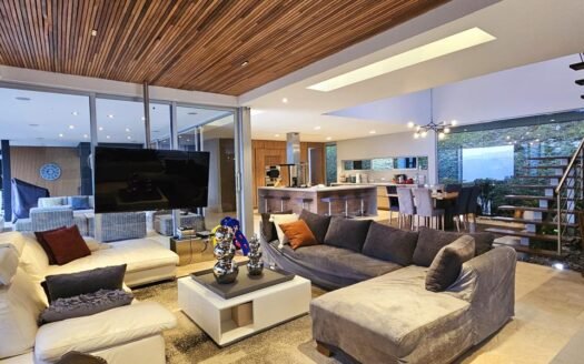 HERMOSA CASA UBICADA EN PARCELACIÓN CERRADA EN PALMAS
