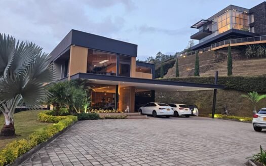 HERMOSA CASA UBICADA EN PARCELACIÓN CERRADA EN PALMAS