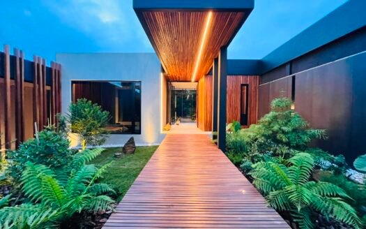 CASA DE AUTOR EN VENTA – ALTO DE PALMAS