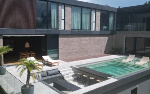 HERMOSA CASA EN VENTA EN EL ALTO DE LAS PALMAS – MEDELLIN