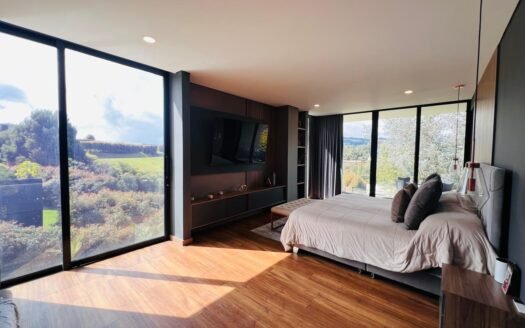 HERMOSA CASA EN VENTA EN EL ALTO DE LAS PALMAS – MEDELLIN