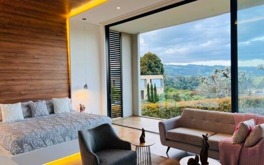 HERMOSA CASA EN VENTA EN EL ALTO DE LAS PALMAS – MEDELLIN