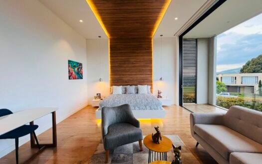 HERMOSA CASA EN VENTA EN EL ALTO DE LAS PALMAS – MEDELLIN